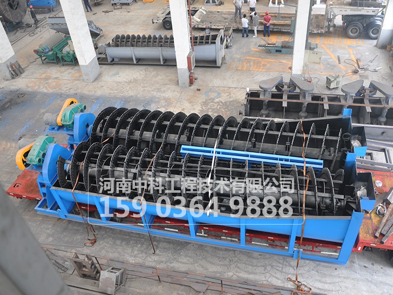 為何給入分級(jí)機(jī)的礦量要適當(dāng)、給礦要均勻？