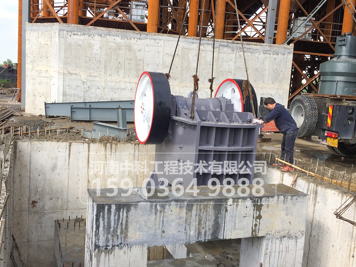 顎式破碎機(jī)是如何實現(xiàn)保險和排礦口調(diào)節(jié)的?